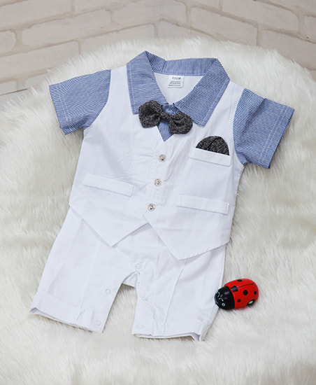 白にブルーのシャツの洋服