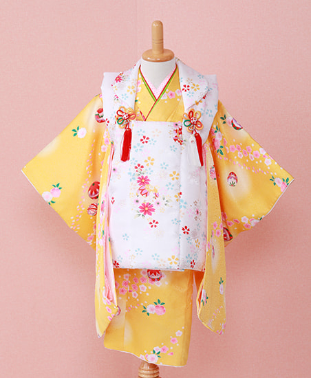 黄色に白の被布の着物