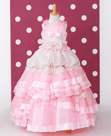 やわらかピンクのロングドレス