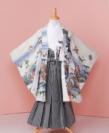 白の羽織にグレーのストライプの袴