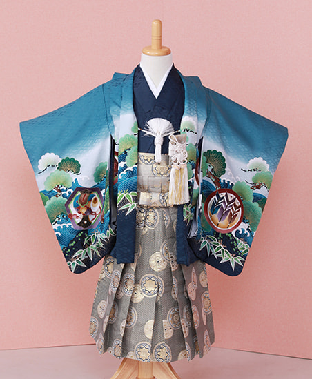 水色の羽織にゴールド柄の袴