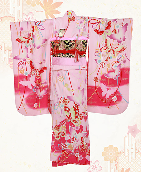 ピンクに蝶の柄の着物