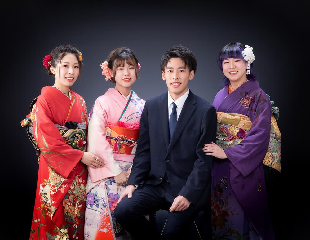 成人式の男女４人