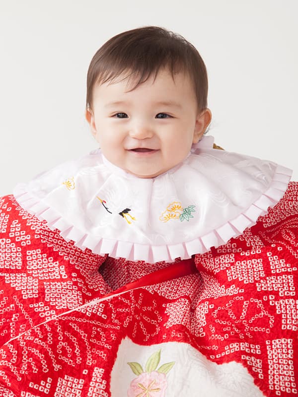 着物をかけた赤ちゃん