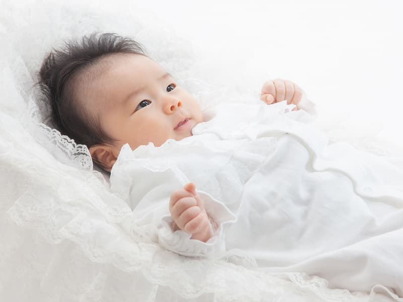 ベビードレスの赤ちゃん