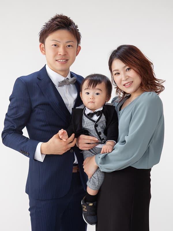 子供を抱っこした親子