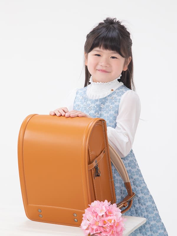 キャメルのランンドセルの女の子