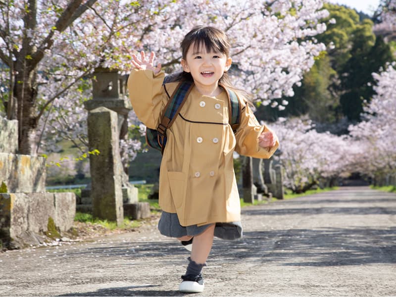 走ってくる女の子