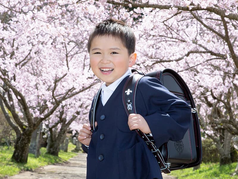 黒のランドセルをからった男の子